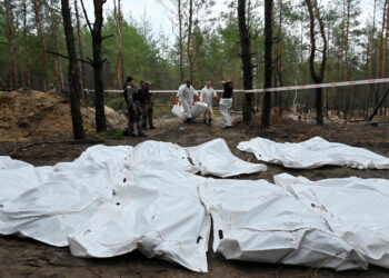 Las autoridades ucranianas elevan a más de 200 los cuerpos encontrados en fosas comunes en Liman