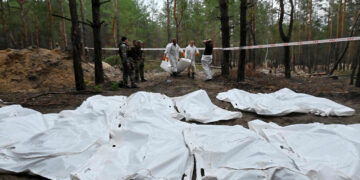 Las autoridades ucranianas elevan a más de 200 los cuerpos encontrados en fosas comunes en Liman