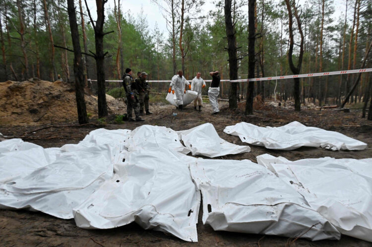 Las autoridades ucranianas elevan a más de 200 los cuerpos encontrados en fosas comunes en Liman