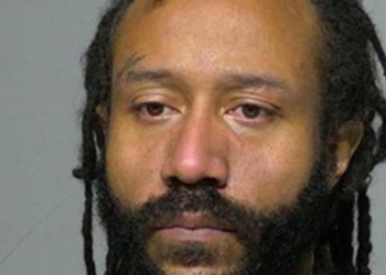 Darrell Brooks fue declarado culpable de matar a seis personas y herir a decenas más cuando conducía su automóvil durante el desfile navideño de Waukesha, Wisconsin (EEUU), en noviembre de 2021. Foto: AFP.