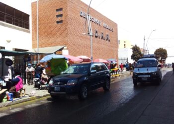 La calzada de las instalaciones de Derechos Reales de El Alto se inundó de aguas residuales. Foto: Isabel Moreno