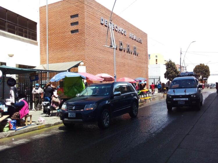 La calzada de las instalaciones de Derechos Reales de El Alto se inundó de aguas residuales. Foto: Isabel Moreno