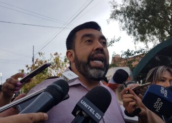 El viceministro de Autonomías, Álvaro Ruiz, al ingreso de la cumbre por censo en Cochabamba. Foto: Pedro Luna