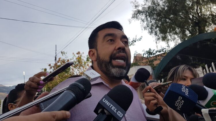 El viceministro de Autonomías, Álvaro Ruiz, al ingreso de la cumbre por censo en Cochabamba. Foto: Pedro Luna