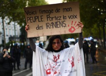 Una mujer protesta en contra la violencia hacia las mujeres. Foto: AFP