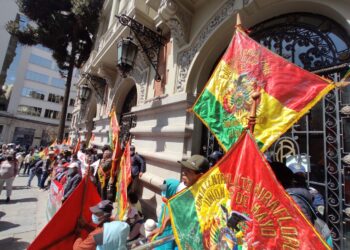 Control Social de La Paz cerca el Palacio Consistorial a la espera de la aprobación del POA 2023. Foto: AMUN