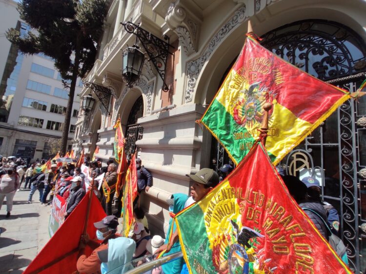 Control Social de La Paz cerca el Palacio Consistorial a la espera de la aprobación del POA 2023. Foto: AMUN