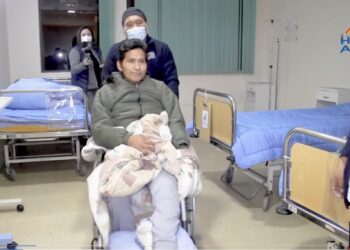Plácido Cota sale del centro médico. Foto: Captura Hospital Arco Iris