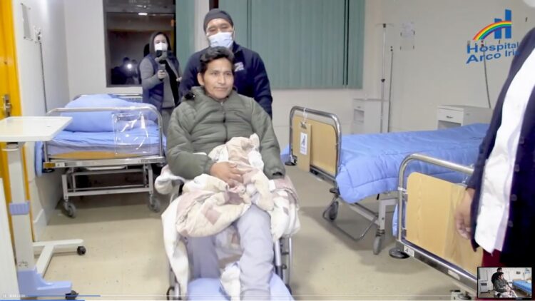Plácido Cota sale del centro médico. Foto: Captura Hospital Arco Iris