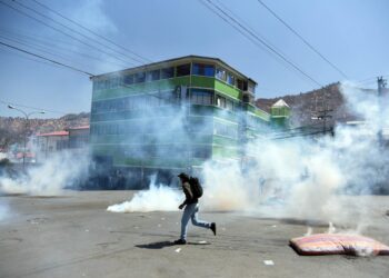 Enfrentamiento entre cocaleros y Policía afuera del mercado de Adepcoca. Foto: Archivo LR