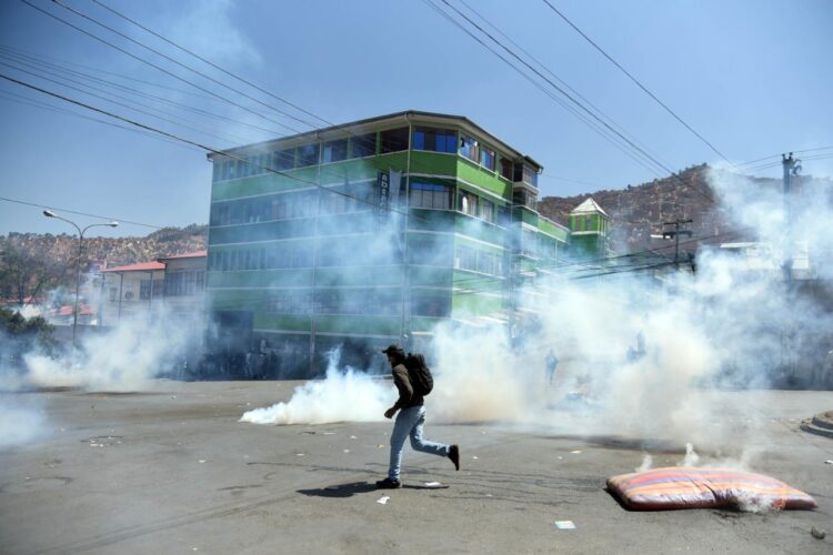 Enfrentamiento entre cocaleros y Policía afuera del mercado de Adepcoca. Foto: Archivo LR