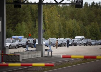Fila de autos de ruso que intentan salir del país. Foto: AFP