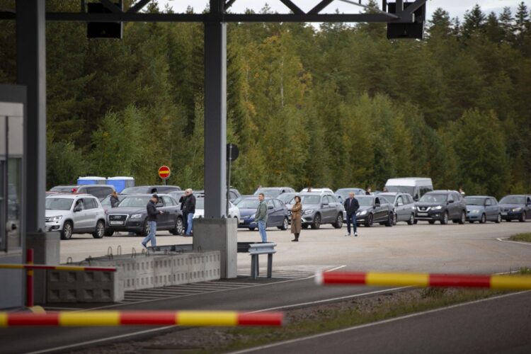 Fila de autos de ruso que intentan salir del país. Foto: AFP