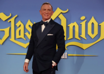 El actor británico Daniel Craig, que encarnó a James Bond en la gran pantalla durante 15 años, recibió el martes la misma condecoración que el agente 007. Foto: AFP.