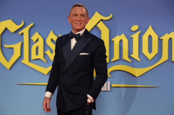 El actor británico Daniel Craig, que encarnó a James Bond en la gran pantalla durante 15 años, recibió el martes la misma condecoración que el agente 007. Foto: AFP.