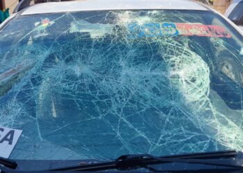Un de los vehículos de la prensa que sufrió destrozos. Foto: Redes Sociales