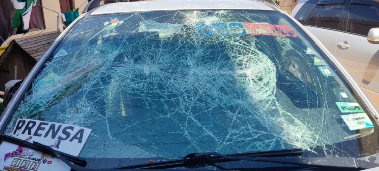 Un de los vehículos de la prensa que sufrió destrozos. Foto: Redes Sociales