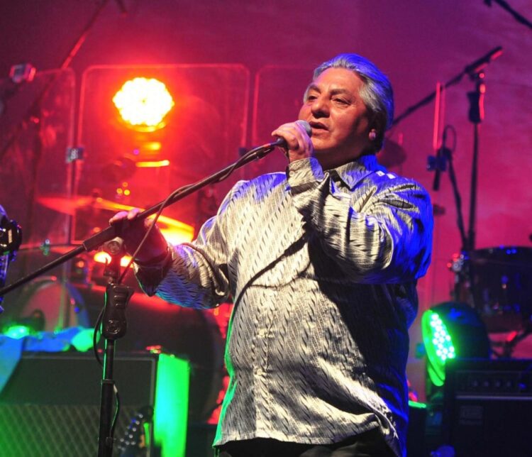Dante Uzquiano en una de sus presentaciones como vocalista de Wara. Foto: Archivo La Razón.