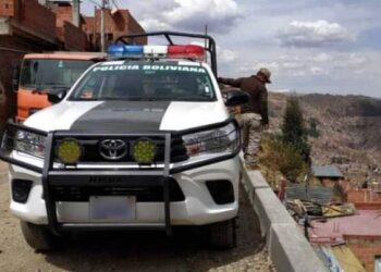 Una patrulla de la Policía inspecciona el lugar del crimen. Foto: Archivo LR