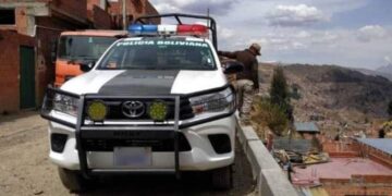 Una patrulla de la Policía inspecciona el lugar del crimen. Foto: Archivo LR