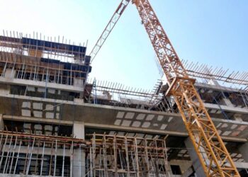Construyen un edificio en la ciudad de La Paz. Foto: Archivo LR