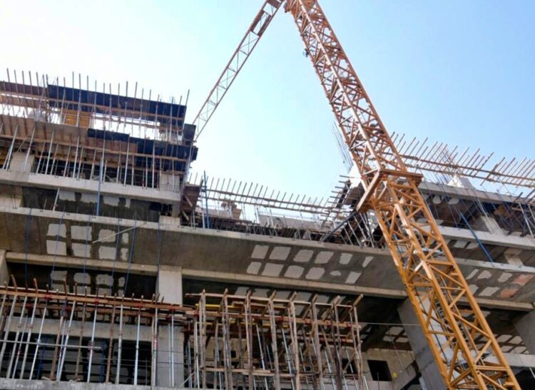 Construyen un edificio en la ciudad de La Paz. Foto: Archivo LR