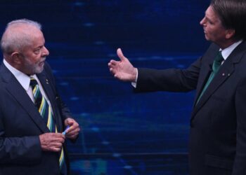 Bolsonaro y Lula cruzan ataques en primer cara a cara hacia balotaje en Brasil