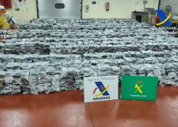 La Guardia Civil española muestra montones de ladrillos de droga envueltos en plástico después de una incautación en el puerto de Valencia. Foto: AFP.