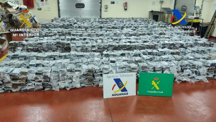 La Guardia Civil española muestra montones de ladrillos de droga envueltos en plástico después de una incautación en el puerto de Valencia. Foto: AFP.