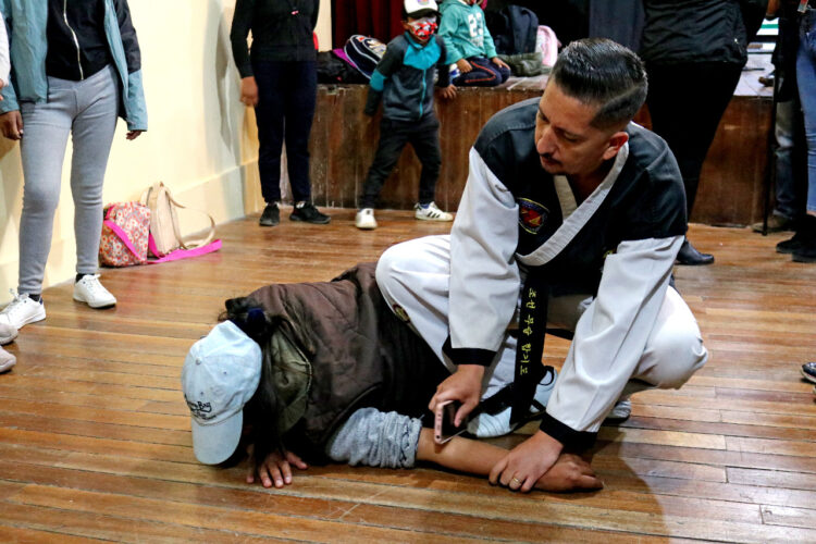 Madres e hijas de El Alto aprenden defensa personal juntas