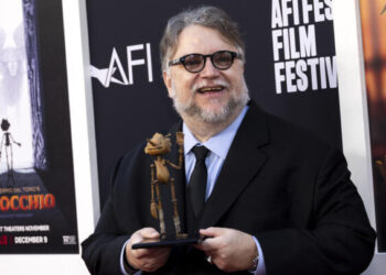 El director mexicano Guillermo del Toro sostiene una marioneta de madera al llegar al estreno de "Pinocho" durante el AFI Fest, el festival del instituto de cine estadounidense, en Hollywood, California, el 5 de noviembre de 2022. Foto: AFP.