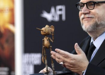 El director mexicano Guillermo del Toro sostiene una marioneta de madera al llegar al estreno de "Pinocho" en el festival AFI Fest en Hollywood, California, el 5 de noviembre de 2022. Foto: AFP.