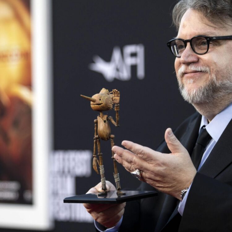 El director mexicano Guillermo del Toro sostiene una marioneta de madera al llegar al estreno de "Pinocho" en el festival AFI Fest en Hollywood, California, el 5 de noviembre de 2022. Foto: AFP.