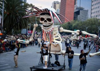 Más de un millón de personas deleitadas con el festivo desfile del Día de Muertos de México