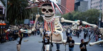 Más de un millón de personas deleitadas con el festivo desfile del Día de Muertos de México