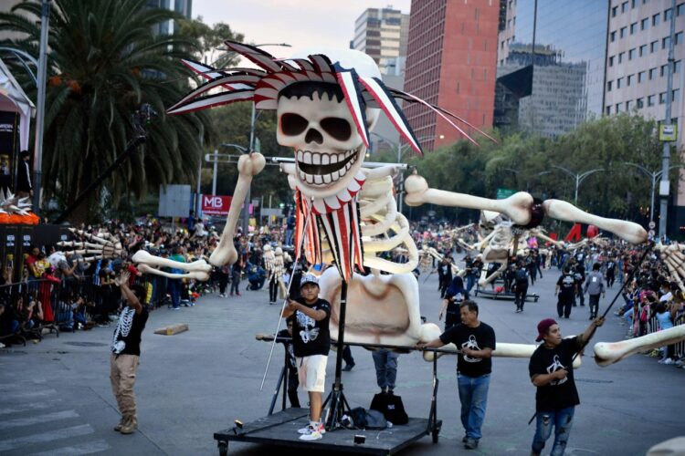 Más de un millón de personas deleitadas con el festivo desfile del Día de Muertos de México