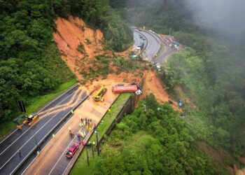 Autoridades de Brasil concluyeron la búsqueda por desaparecidos tras un deslizamiento de tierra en una carretera que dejó dos muertos.
