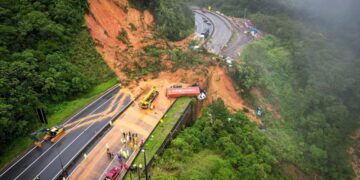 Autoridades de Brasil concluyeron la búsqueda por desaparecidos tras un deslizamiento de tierra en una carretera que dejó dos muertos.