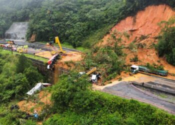 30 desaparecidos y dos muertos tras un deslizamiento de tierra en Brasil.