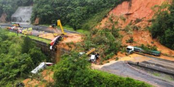 30 desaparecidos y dos muertos tras un deslizamiento de tierra en Brasil.