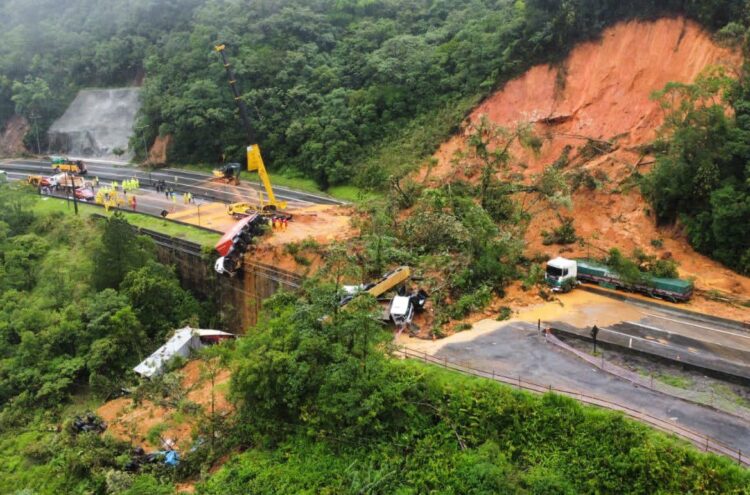 30 desaparecidos y dos muertos tras un deslizamiento de tierra en Brasil.