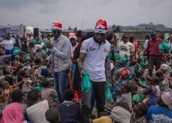 Miembros de la organización Un Jour Nouveau reparten regalos entre niños desplazados al norte de Goma, RD Congo, el 24 de diciembre de 2022. Foto: AFP.