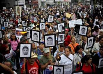 Detienen a general involucrado en desaparición de 43 estudiantes en México