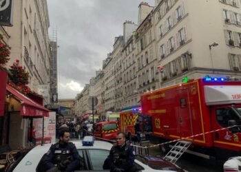 Policías acordonan la zona donde un hombre abrió fuego contra varias personas en el centro de París, el 23 de diciembre de 2022. Foto: AFP.