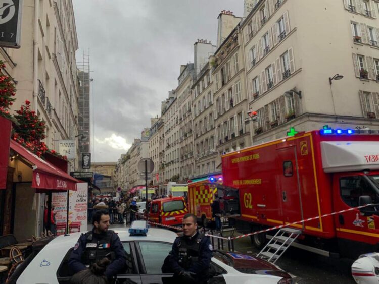 Policías acordonan la zona donde un hombre abrió fuego contra varias personas en el centro de París, el 23 de diciembre de 2022. Foto: AFP.
