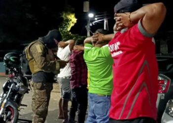 En Soyapango, El Salvador, unos pandilleros son detenidos por militares. Foto: AFP.