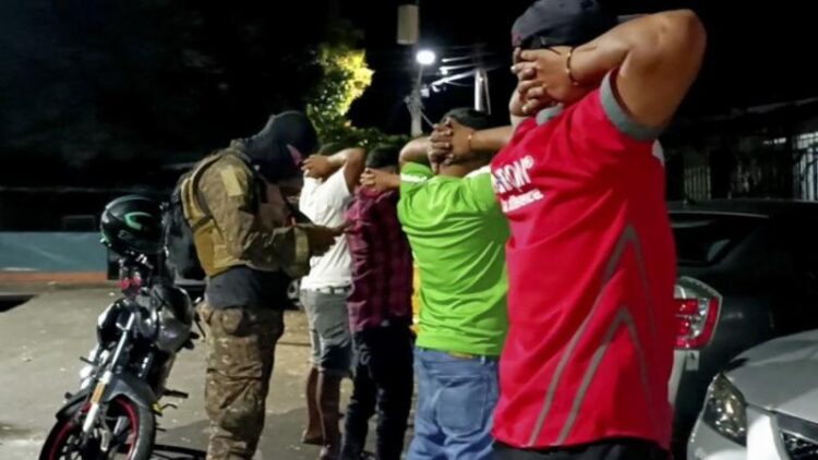 En Soyapango, El Salvador, unos pandilleros son detenidos por militares. Foto: AFP.
