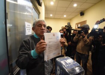 El alcalde Iván Arias entrega una carta al presidente Luis Arce. Foto: AMUN