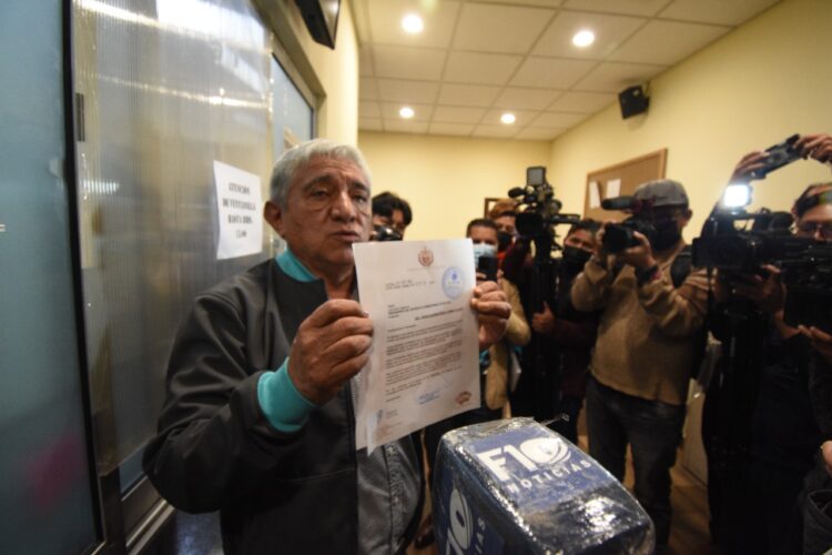 El alcalde Iván Arias entrega una carta al presidente Luis Arce. Foto: AMUN
