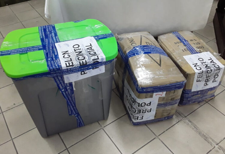 La Policía allana una casa en El Alto y encuentra casi Bs 7 millones en cajas de cartón y plástico
